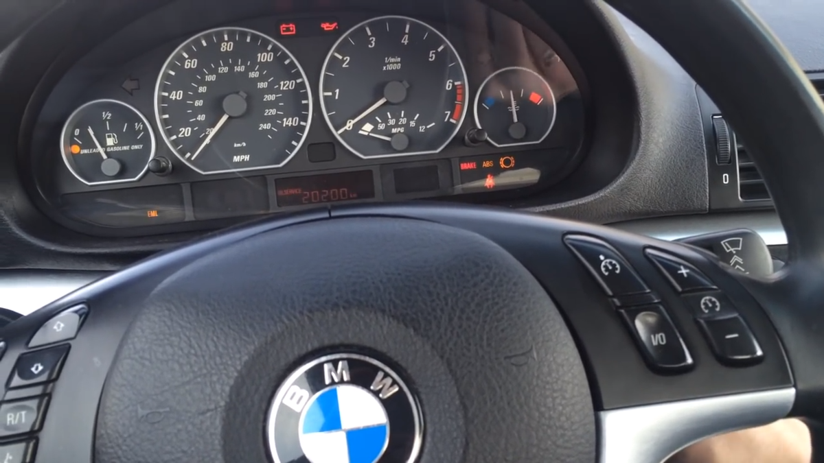 Из этого руководства вы узнаете, как завести BMW 3-й серии Это применимо к BMW лет 2004-2013 симптомы BMW не заводится, Двигатель не вращается, Что тебе понадобится Пуско-зарядное устройство или же Соединительные кабели Инструкции Выключить зажигание Вынь