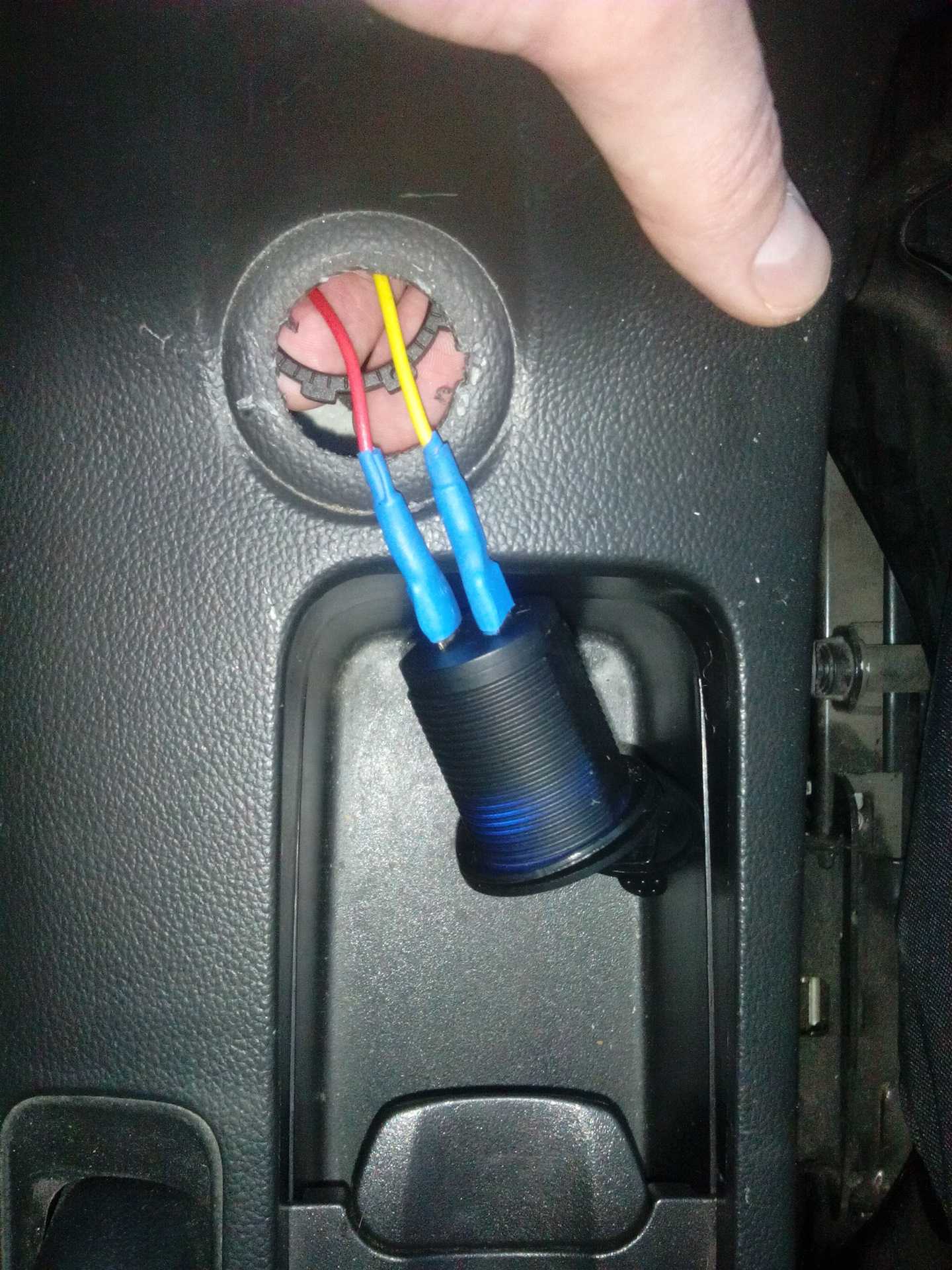 Почему 12v розетка в моей машине не работает?