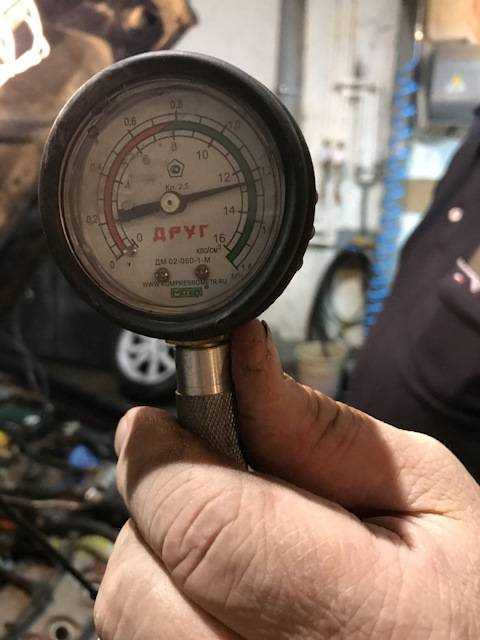 Измерение компрессиии в цилиндрах карбюраторного двигателя