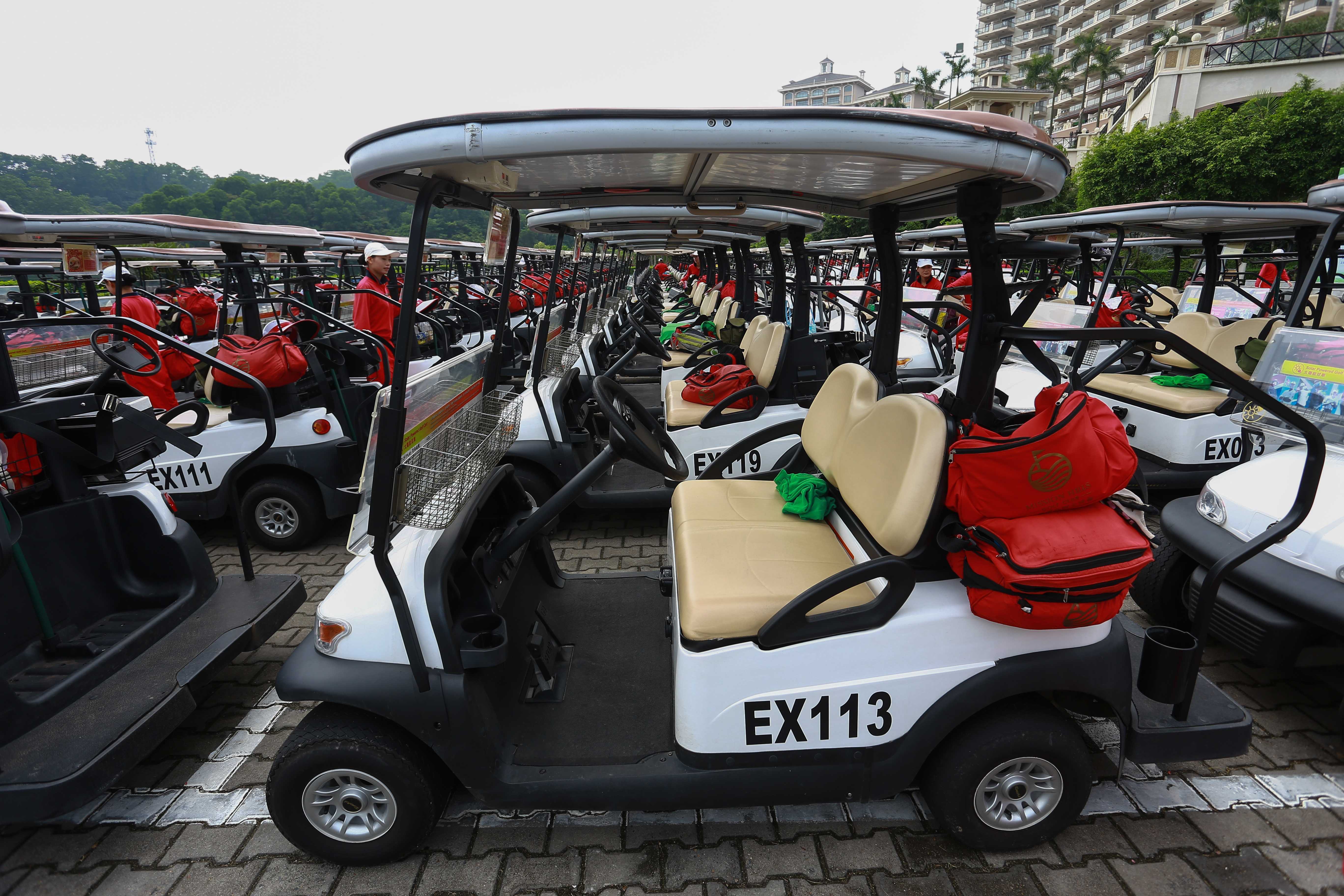 Стационарные транспортные средства. Гольф машина. Машинка для гольфа. Golf Cart. Красный гольф машина.