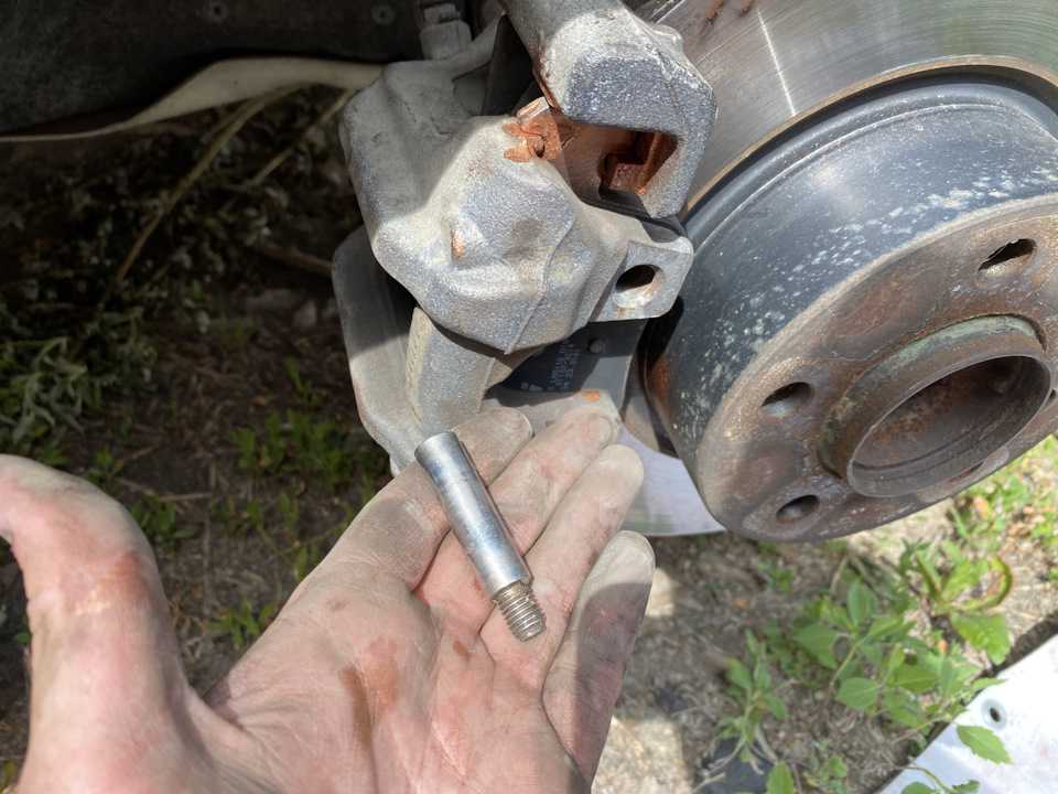Почему при торможении бьет педаль тормоза: инструкция по устранению неполадки
