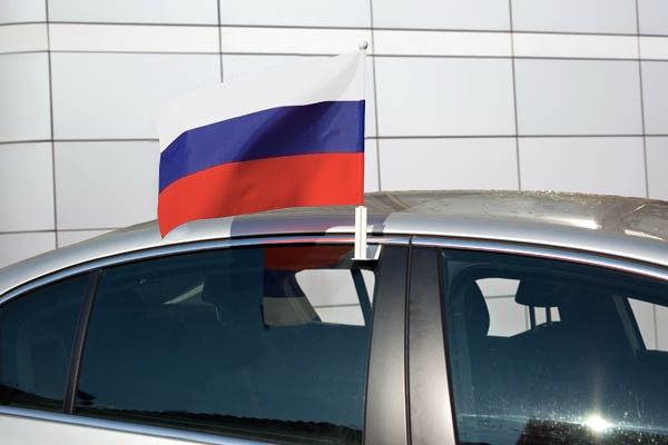 Как закрепить флаг на машине через задние окна