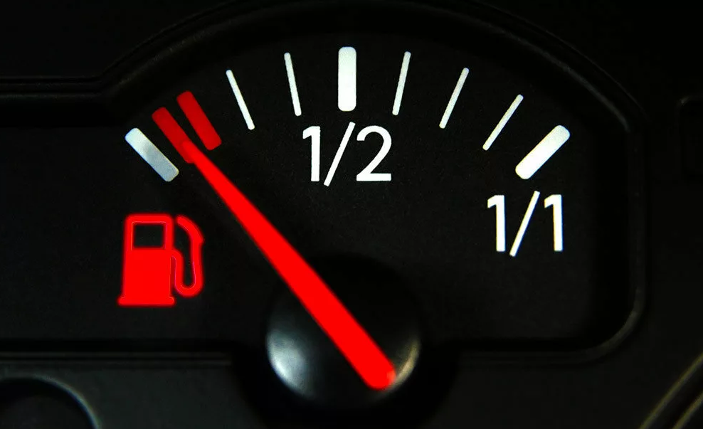 Что делать, если закончился бензин в машине на дороге: советы