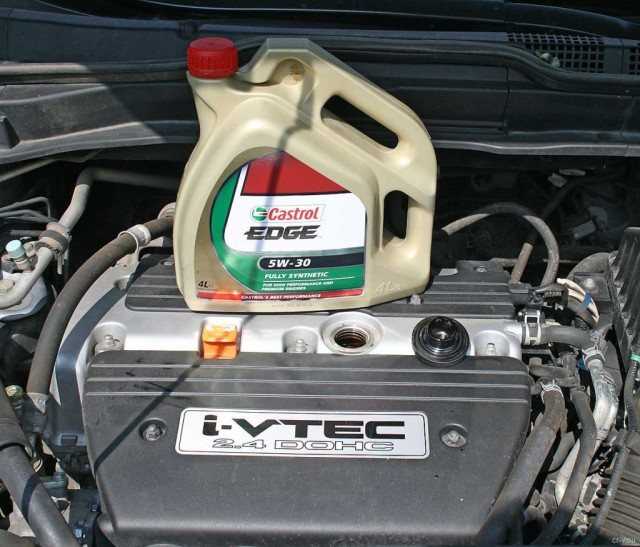 Какое масло заливать в двигатель хонда срв. Honda CR-V 2.0 мотор масла. Honda CRV мотор масло уровень. Масло в двигатель Honda CRV 2.4. Мотор Хонда CRV 2.0 3 поколение.
