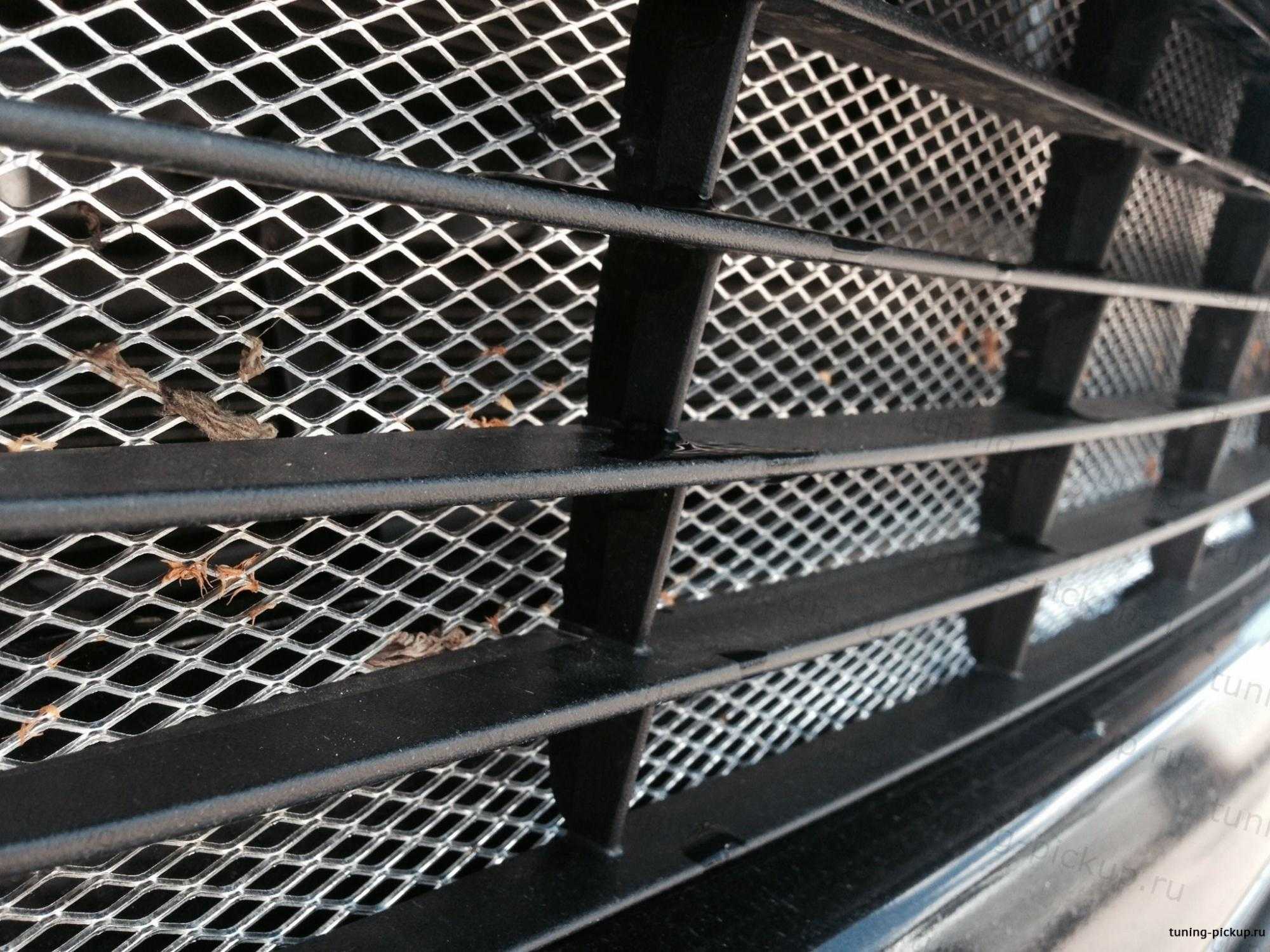 Кроме повышения ресурса системы охлаждения, защитная сетка на решетку радиатора улучшает экстерьер авто Ее ячейка должна иметь размер в пределах 3 – 5 мм, монтируется сетка внутри или снаружи решетки
