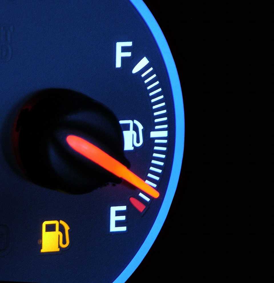 Кончился бензин: вызываем эвакуатора или останавливаем старую машину чтобы перелить бензин