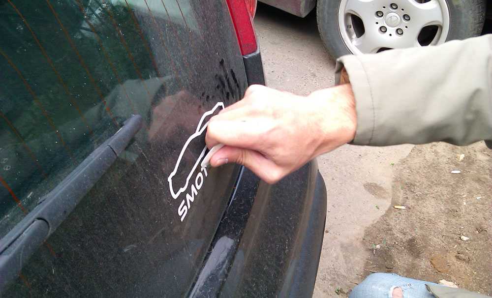Как удалить клей со стекла автомобиля