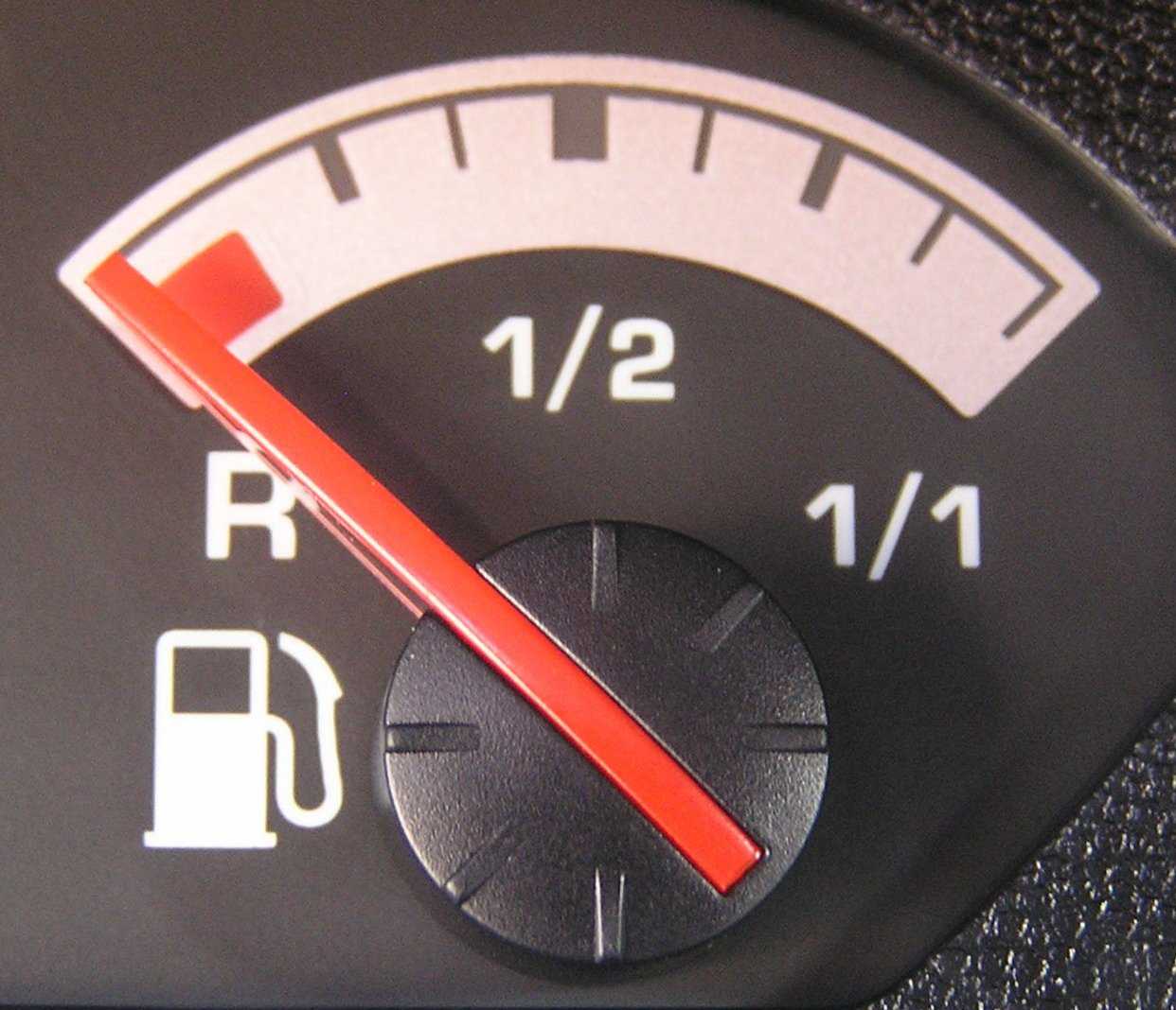 Кончился бензин: вызываем эвакуатора или останавливаем старую машину чтобы перелить бензин