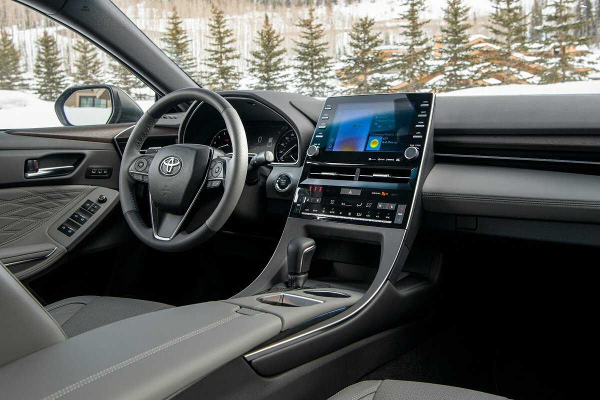По состоянию на 2010 год базовая модель Toyota Camry стоит менее 20 000 долларов Toyota также создает модернизированные модели, такие как LE и XLE, которые предлагают дополнительные функции по пакетным ценам Двигатель и Трансмиссия И Camry LE, и XLE досту