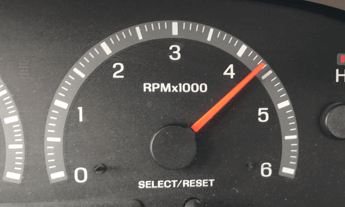 Состояние двигателя на частоте вращения Индикатор Этот код указывает, что PCM получил сигнал от датчика оборотов двигателя о том, что двигатель имеет или в настоящее время превышает максимально допустимый предел Параметры набора кодов Любое считывание обо