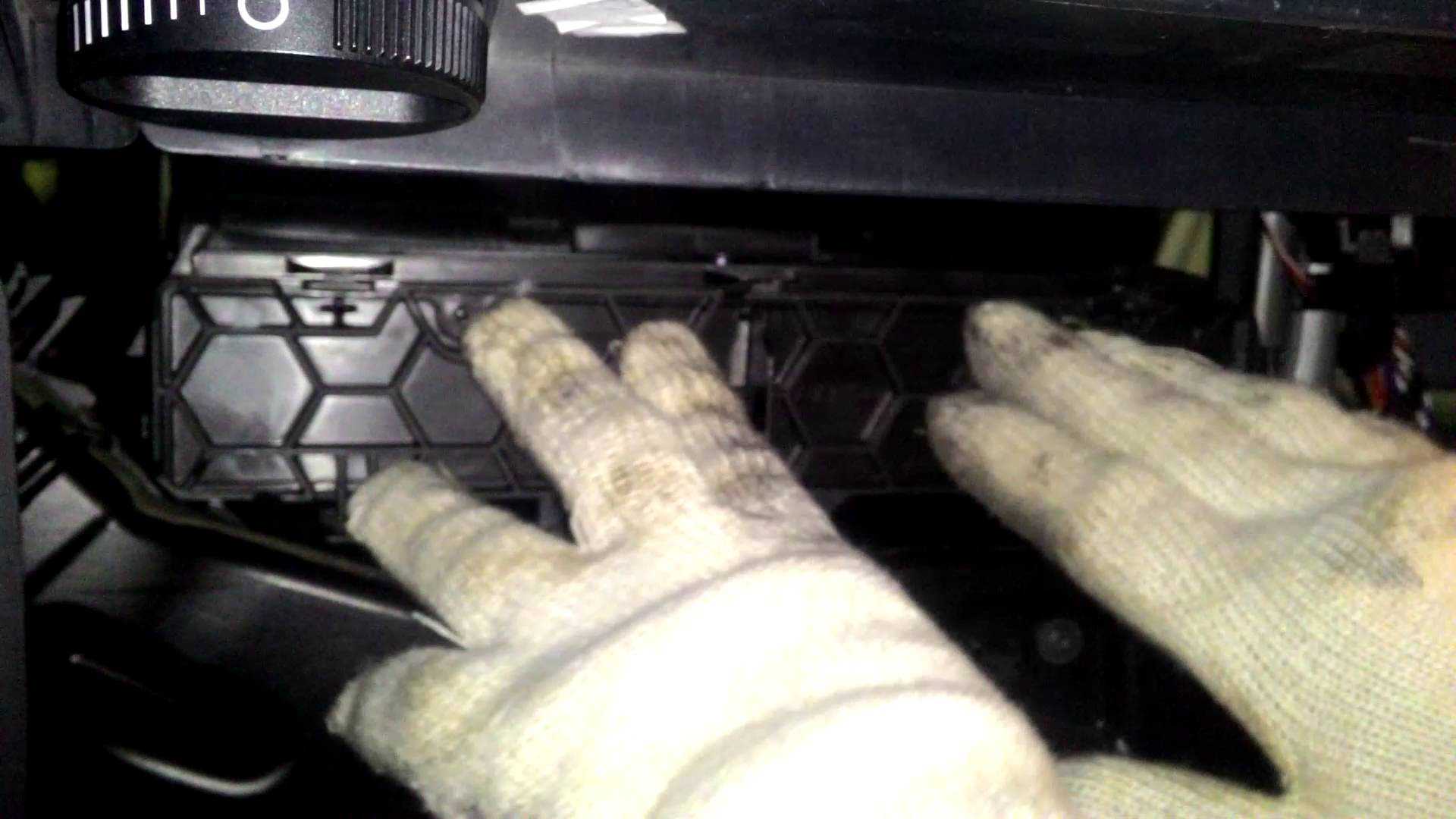 Как поменять салонный фильтр на автомобиле шкода октавия а5 своими руками — видео