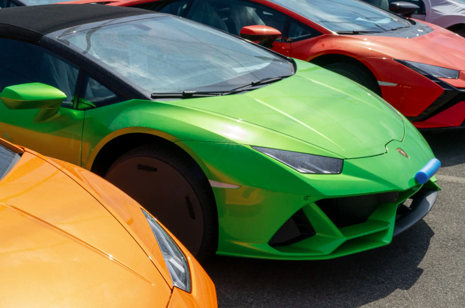 Истории Ferrari и Lamborghini неразрывно связаны между собой Феруччо Ламборджини, итальянский производитель тракторов, основал свою автомобильную компанию после того, как Энцо Феррари обидел его после того, как Феруччио предложил Энцо предложение С тех по