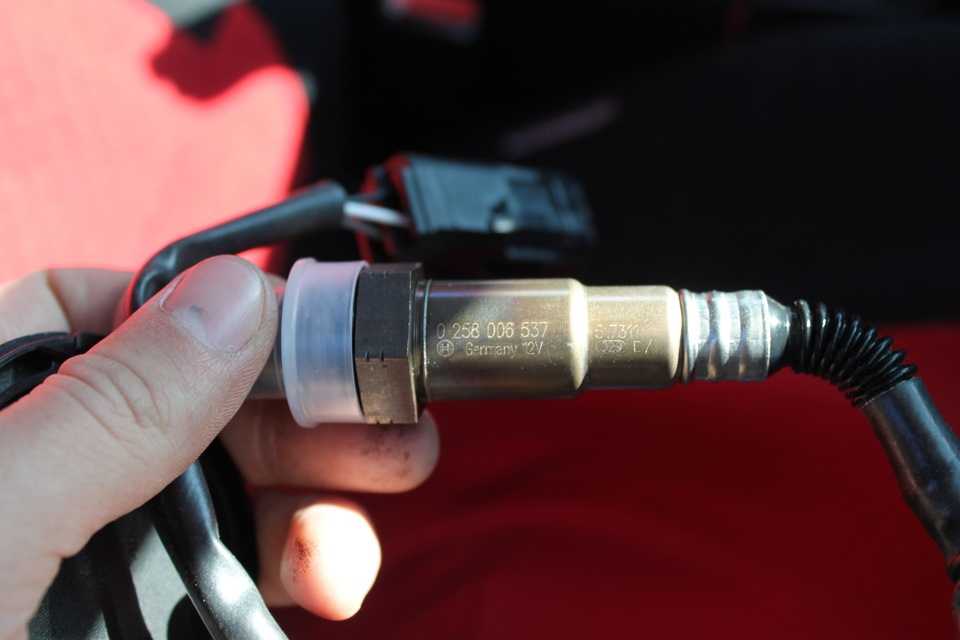 Датчик кислорода на вашем автомобиле Toyota регулирует топливную смесь, которую сжигает ваш автомобиль Если в выхлопе недостаточно кислорода, ваш автомобиль работает слишком богато и сжигает слишком много топлива Неисправный датчик кислорода может привест
