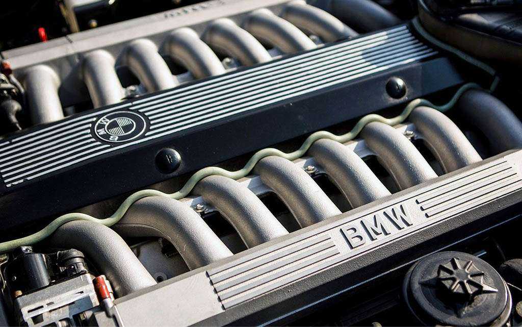Шестнадцатицилиндровые двигатели всегда были символом мощности и роскоши в автомобиле, от Cadillacs и других роскошных моделей 1930-х годов до современных дорожных ракет, таких как Bugatti Veyron Первоначально 16-цилиндровые двигатели были выполнены в V-о