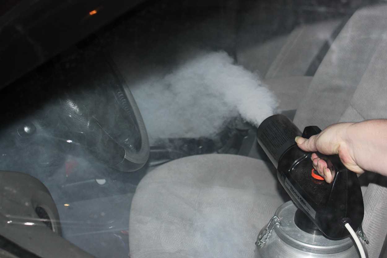 Дым в салоне автомобиля. Бомбочка для устранения запахов в салоне автомобиля. Машина пропахшая табаком. Удалить запах в автомобиле. Как устранить неприятный запах в машине