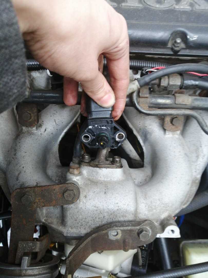Почему двигатель машины глохнет при нажатии на педаль газа?