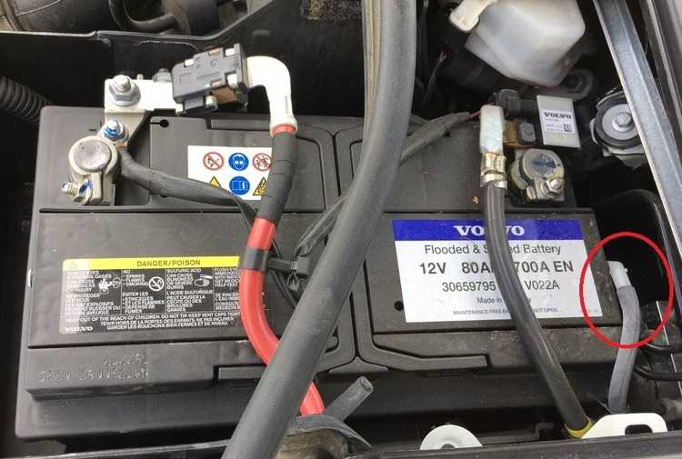 Индикатор Предупреждение о низком заряде аккумулятора Volvo означает, что аккумулятор частично разряжен  В большинстве случаев перезапуск автомобиля зарядит аккумулятор и сбросит предупреждающее сообщение о низком заряде аккумулятора Например, вы можете п