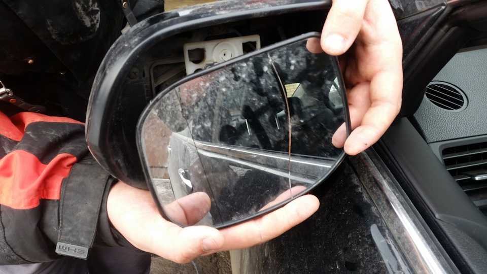 Когда стекло бокового зеркала автомобиля треснуло или повреждено, его, возможно, потребуется заменить Замена стекла в боковом зеркале не является сложной задачей Сменные стекла можно приобрести в магазинах автомобильных принадлежностей Всего за полчаса вы